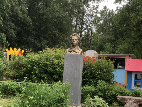 Памятник  А.С.  Пушкину в детском саду