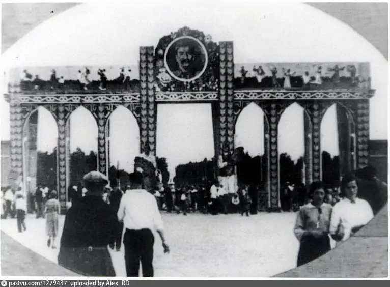 Перед Омским парком культуры и отдыха 22 июня 1941 г.
