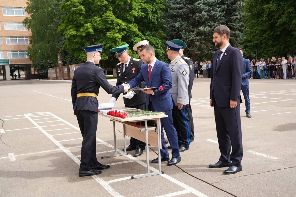   Денис Пушилин и Александр Волошин поздравили выпускников и пожелали им успехов в дальнейшей службе. Фото: ТГ/Волошин