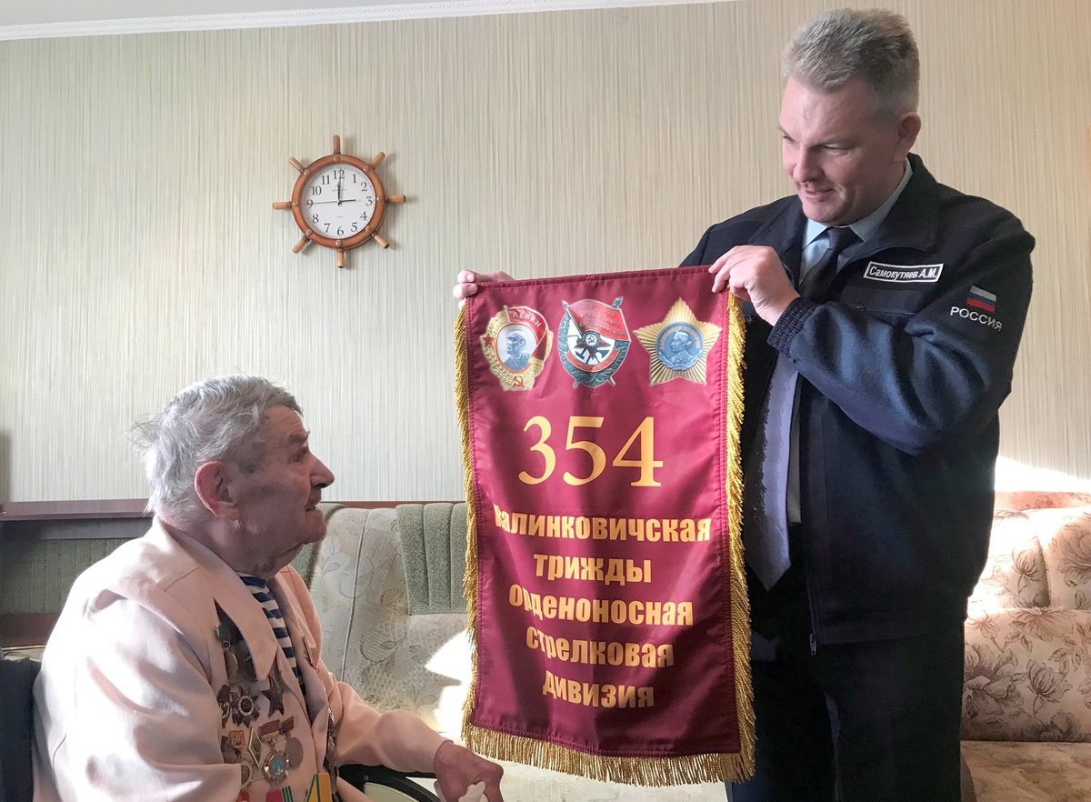    1 декабря 2022 года, поселок Рамзай Пензенской области. Александр Самокутяев передает А.К. Дручкову побывавший в космосе штандарт Совета ветеранов 354-й стрелковой дивизии. / Александр Емельяненков