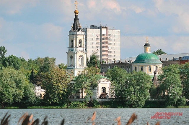    Храм Успения Пресвятой Богородицы (ротонда с куполом справа) на Белом озере. Фото: АиФ/ Эдуард Кудрявицкий