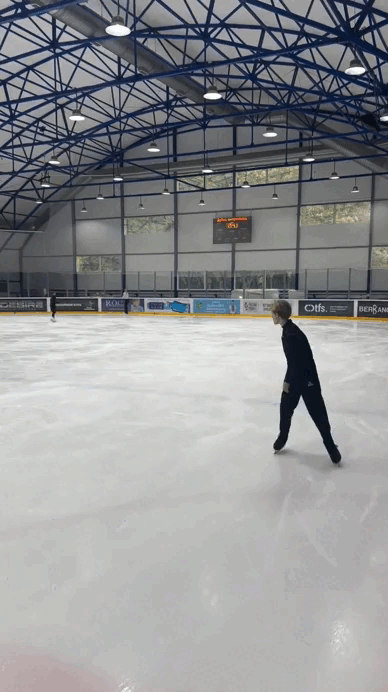 Видео из социальных сетей фигуриста