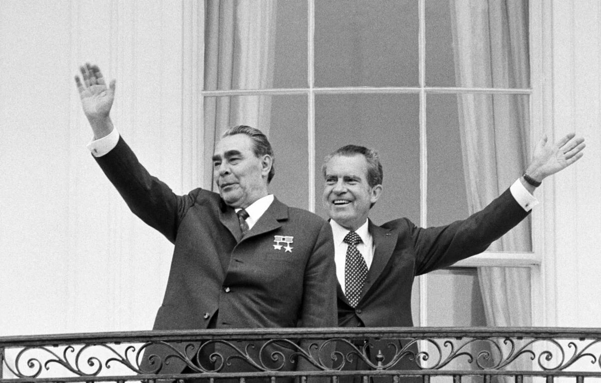 Леонид Брежнев и президент США Ричард Никсон на балконе Белого дома ©
Фото: Владимир Мусаэльян и Валентин Соболев / ТАСС
