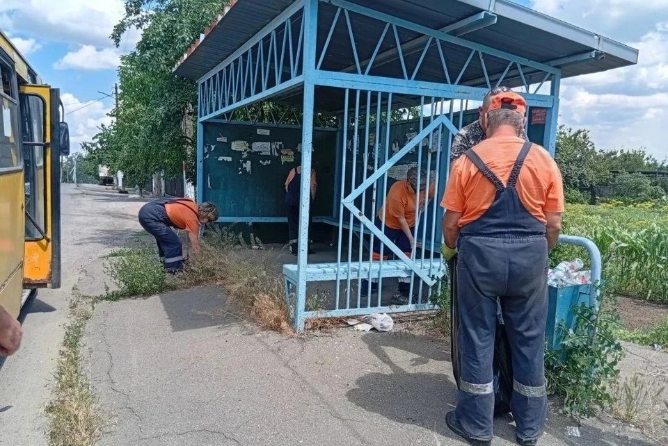    В рамках благоустройства специалисты провели тщательную уборку павильонов, чтобы обеспечить комфортные условия для пассажиров общественного транспорта. Фото: max.ru/nmrpl