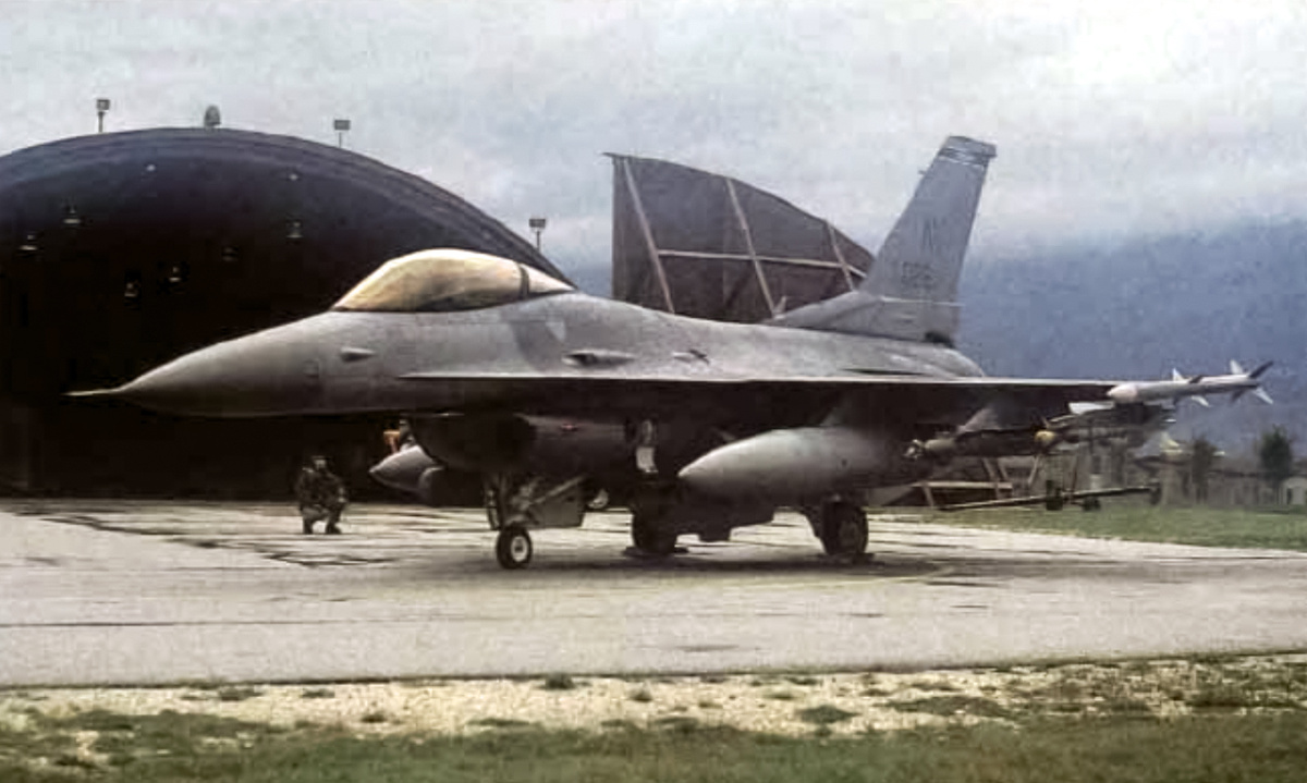 F-16C блок 40 из 510-й эскадрильи перед боевым вылетом, Авиано, сентябрь 1995 г. Под крылом подвешена КАБ GBU-10, на стенке воздухозаборника подлвешен только прицельный контейнер системы LANTIRN. 