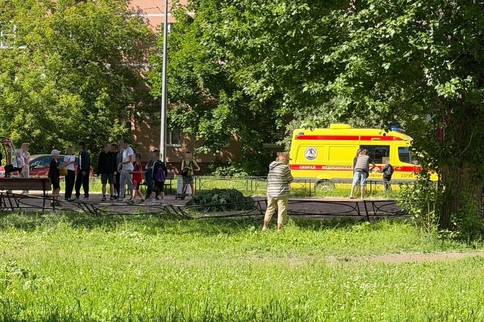    Пострадавшего мальчика увезла реанимация. Фото: vk.ru/spb_today