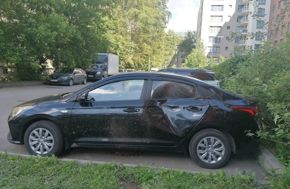    Сначала пьяный водитель влетел в припаркованное авто. Фото: vk.ru/spb_today