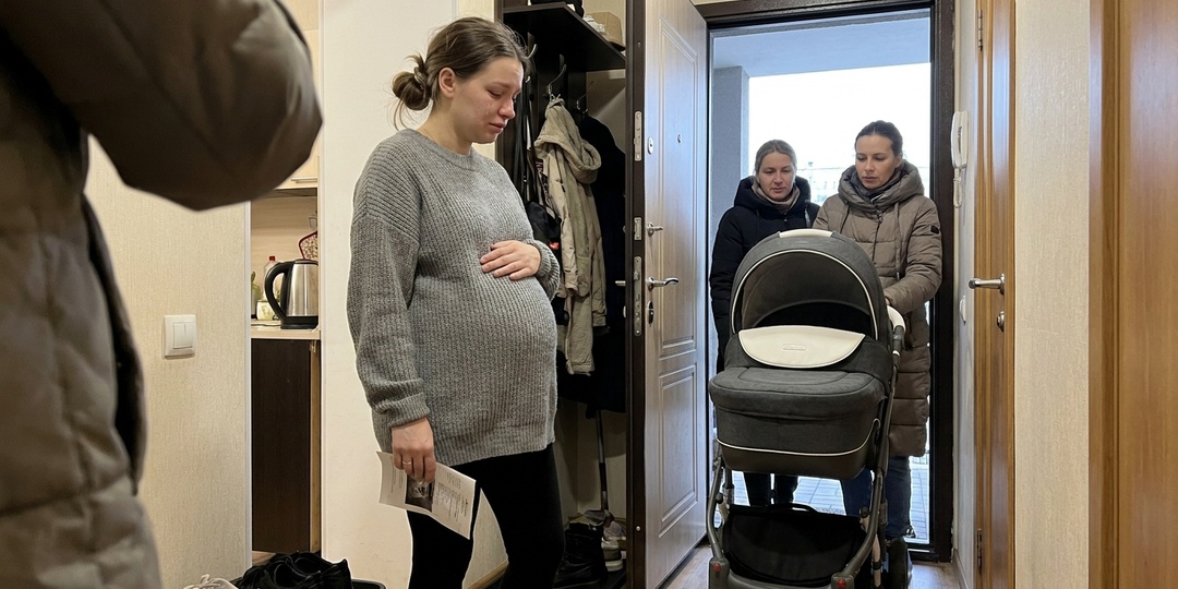 – Коляску продай, у мамы микрозайм! – отрезал муж беременной жене. Я молча продала, а свекровь скоро рассталась с норковой шубой