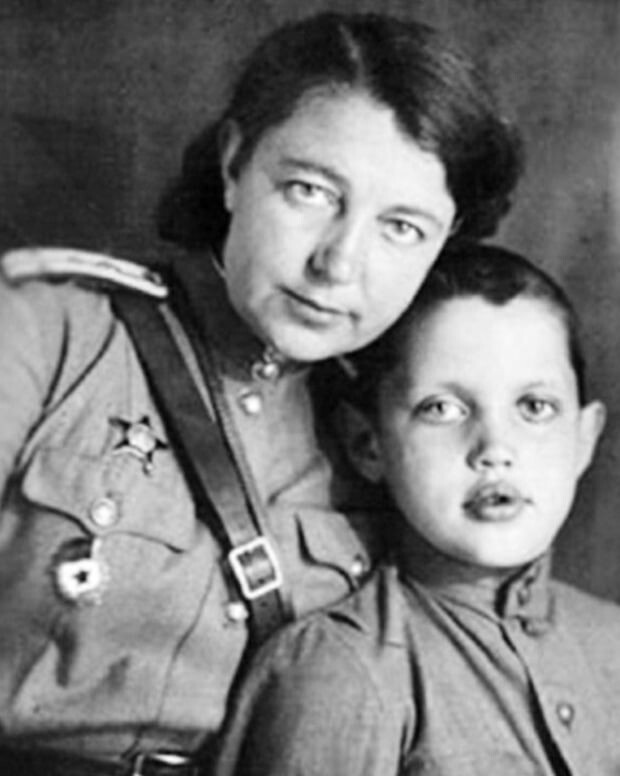 Роберт Рождественский с мамой, 1944 год. Фотография: Государственный музей истории литературы, искусства и культуры Алтая, Барнаул