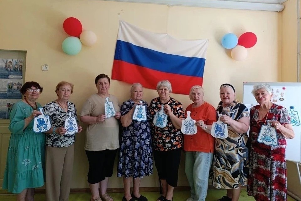    В качестве памятного подарка каждый участник мастер-класса забрал с собой расписанную разделочную доску. Фото: max.ru/nmrpl