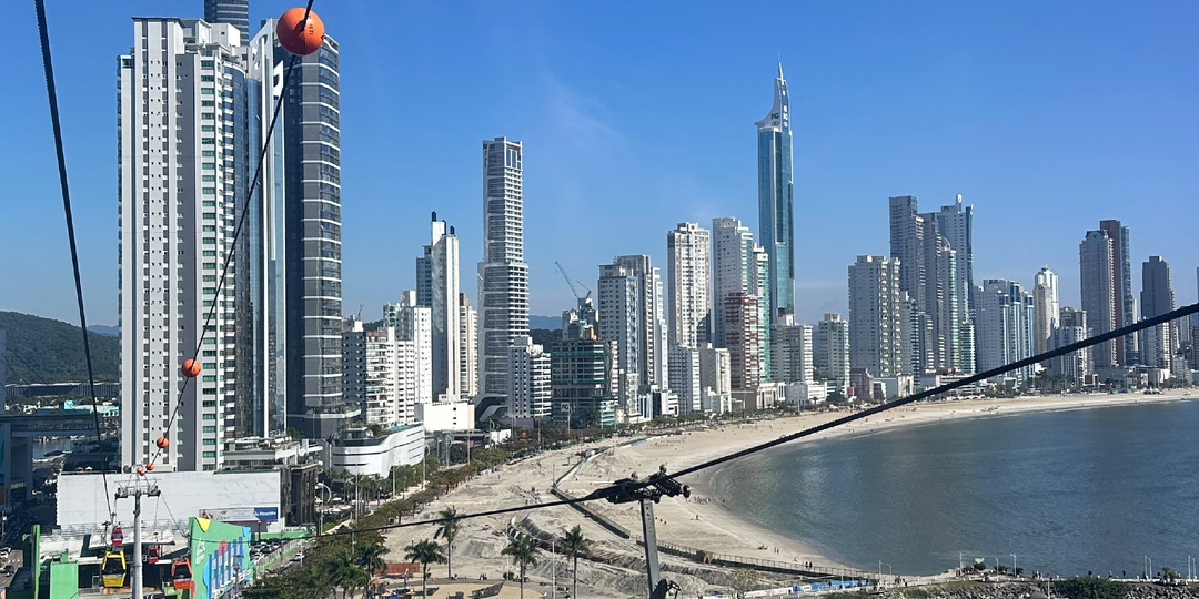 Канатная дорога в парке Unipraias (Бальнеарио-Камборью, Бразилия)