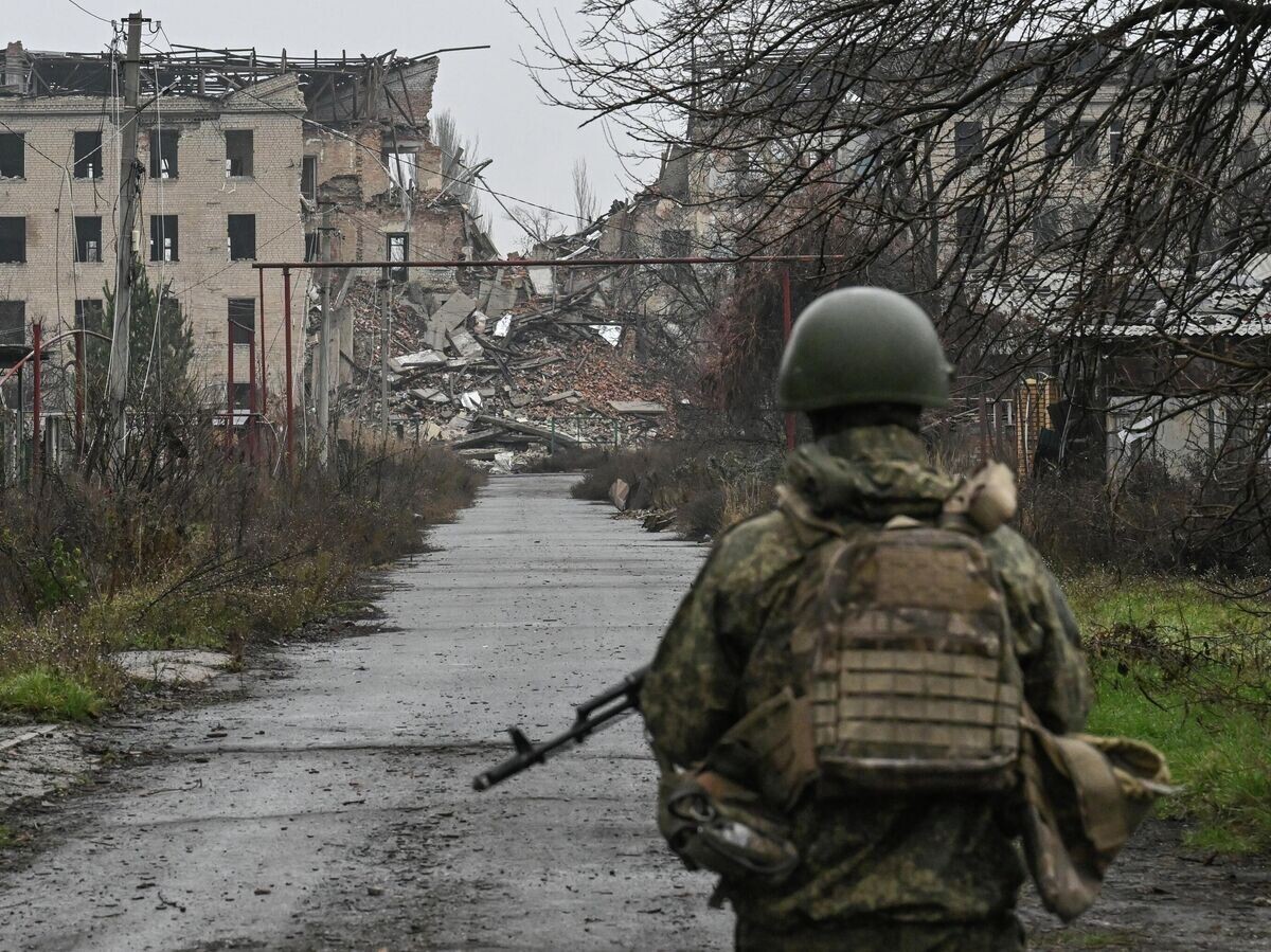   Военнослужащий группировки войск "Центр" в Красноармейске в ДНР© РИА Новости . Станислав Красильников