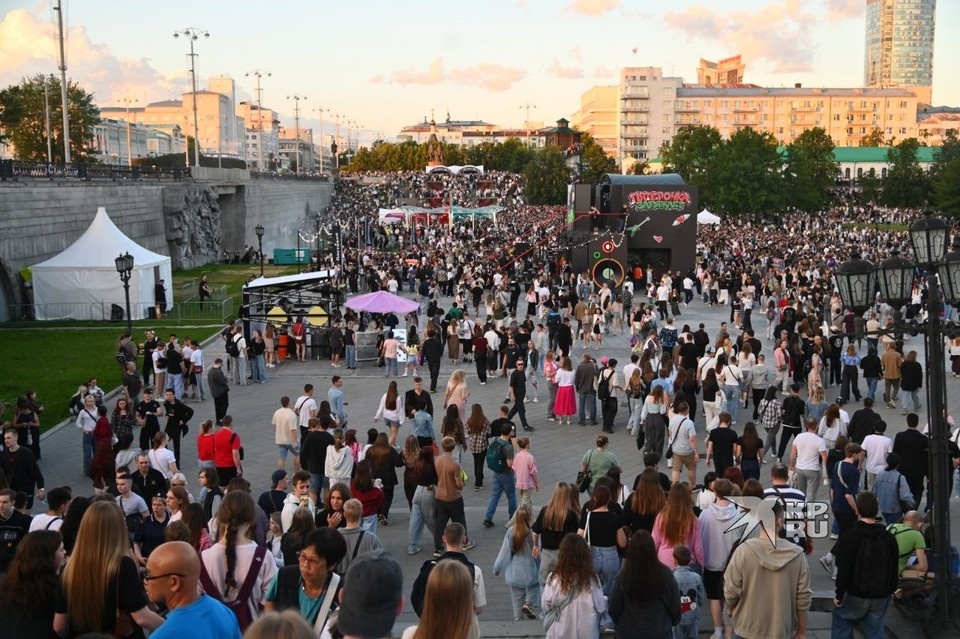    В центре города гуляли толпы людей Ольга ЮШКОВА