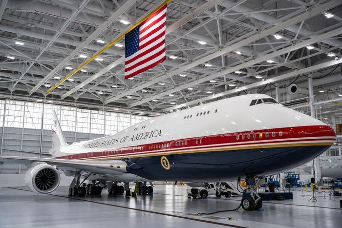 Президентский самолёт Трампа из Катара. Обложка © ВВС США