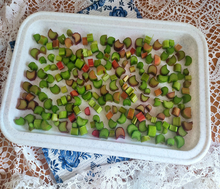кусочки ревеня - начинка для пирога