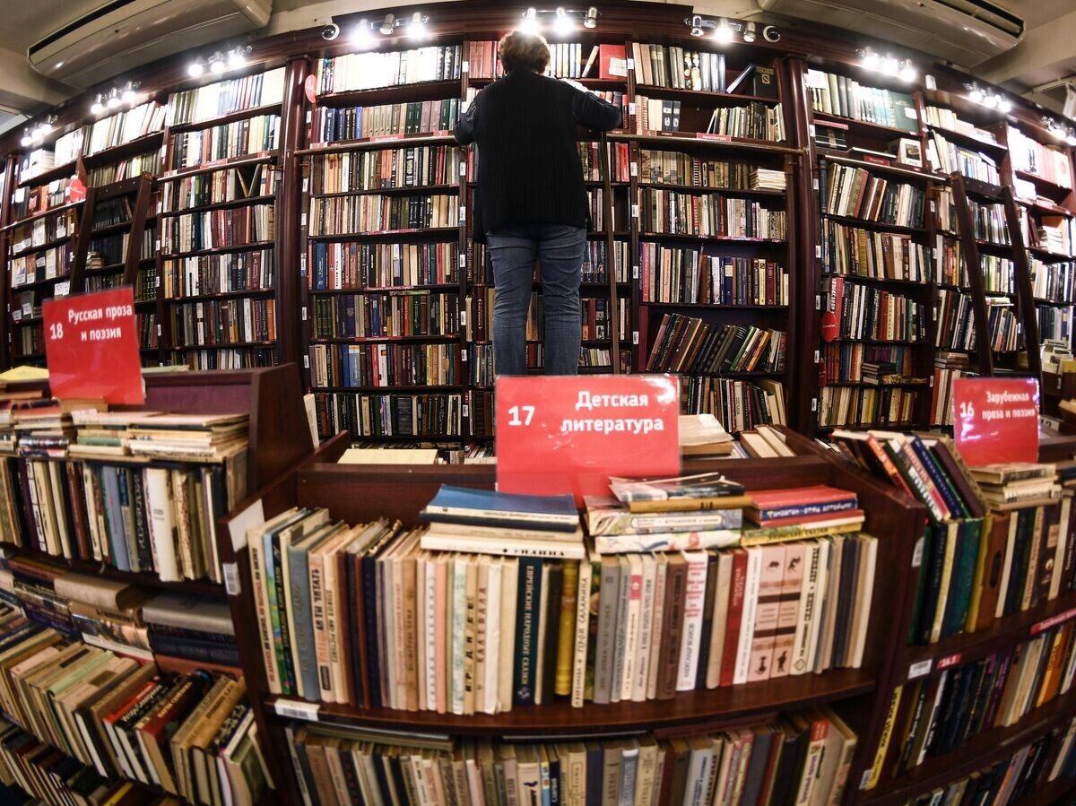    Сотрудник книжного магазина "Москва" | © РИА Новости / Владимир Астапкович