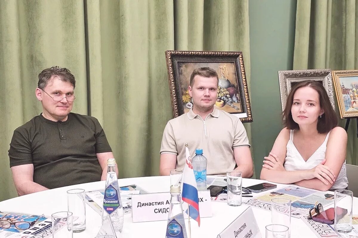    Четвёртое и пятое поколения династии: Михаил Сидоров (крайний слева) и его сын Денис с супругой Алиной.
