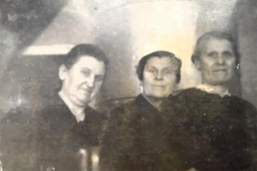    Александра Абаимова (на фото — крайняя слева) с коллегами. Александра исполнила мечту отца — выучилась на доктора. Фото: Из архива семьи Сидоровых