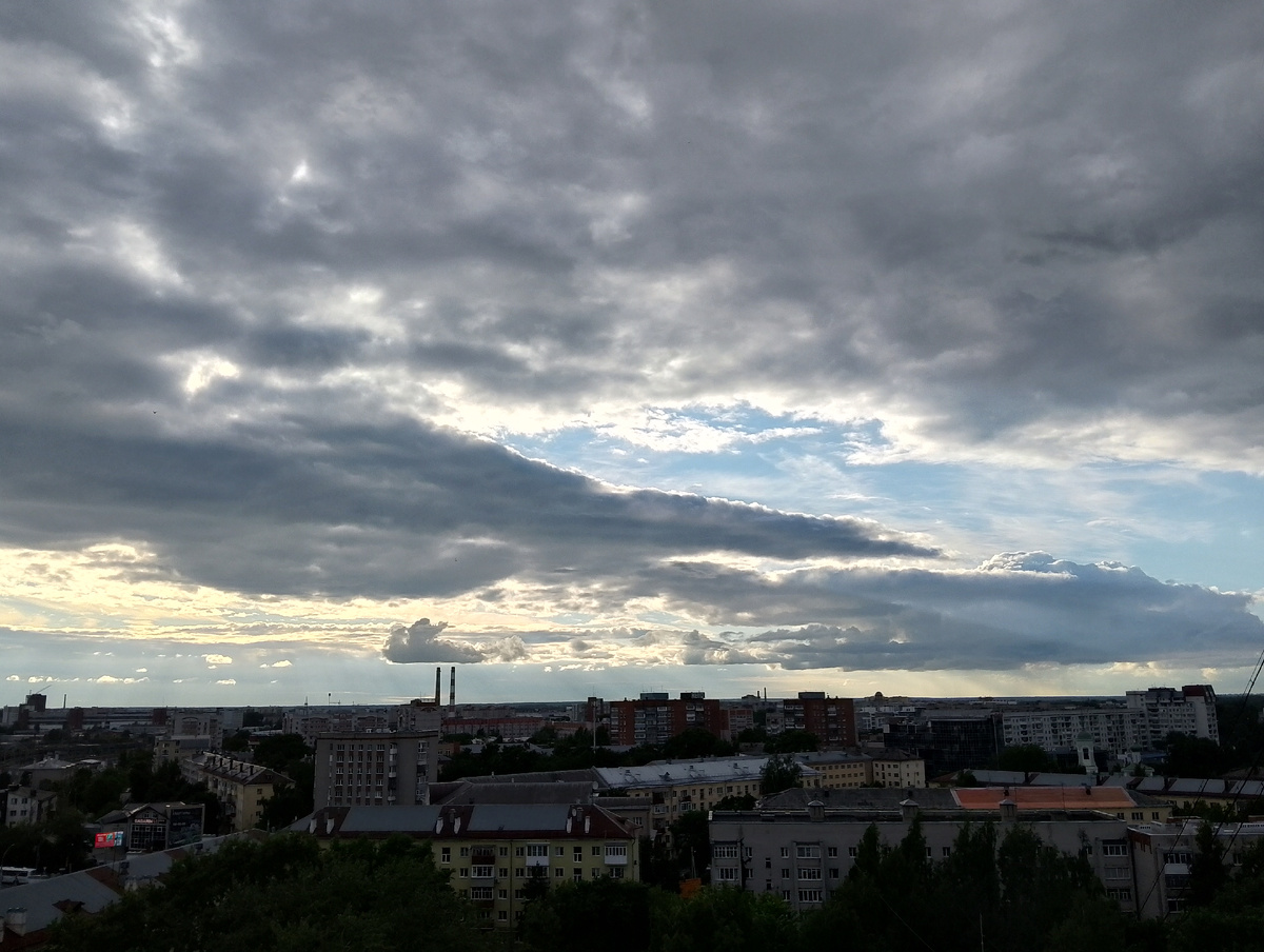 Вечернее небо четверга, сулящее пятничные дожди... Фото автора 