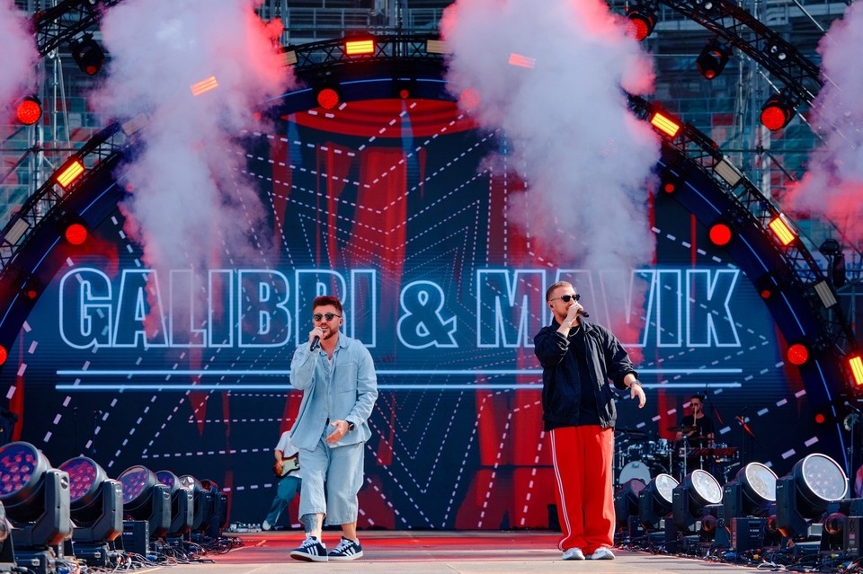    Выход артистов на главную сцену запланирован на 21:00. Фото: сообщество в ВК Galibri & Mavik