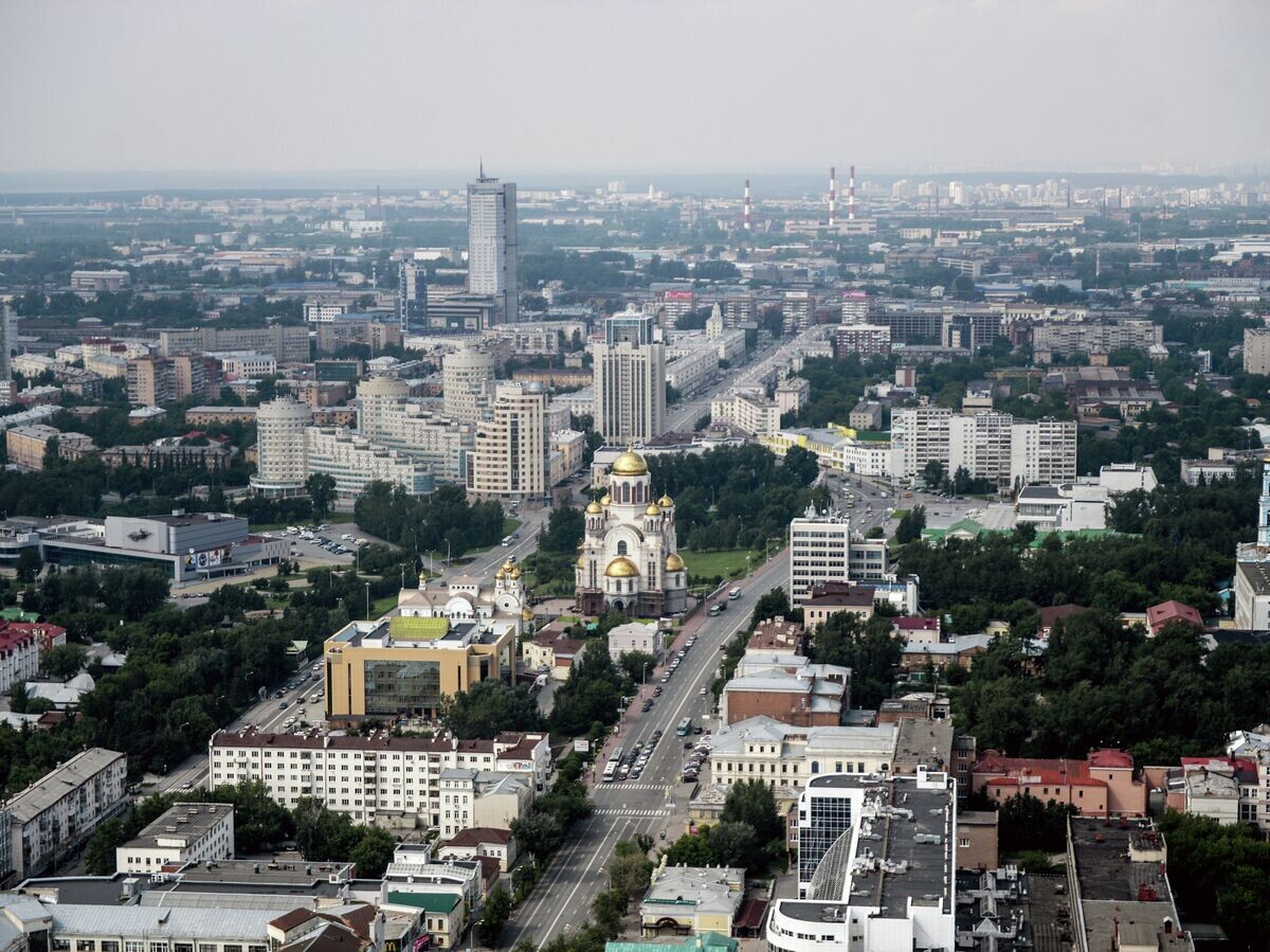    Вид на Екатеринбург со смотровой площадки бизнес-центра "Высоцкий" | © РИА Новости / Константин Чалабов