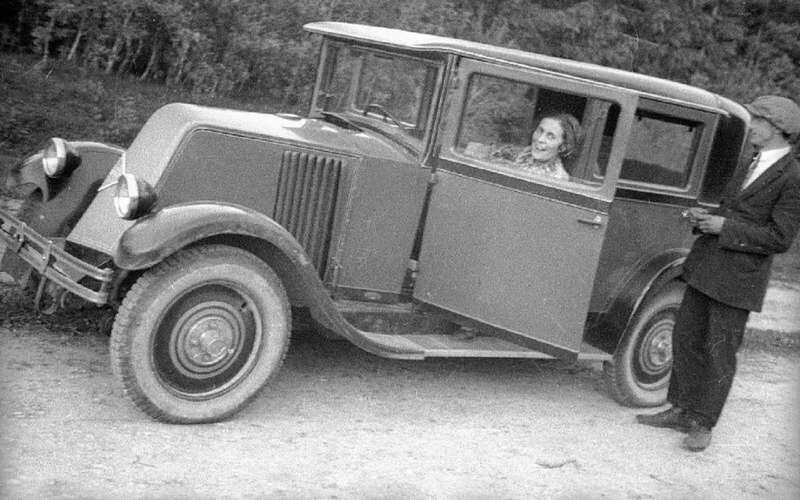 За рулем Renault 6CV Владимира Маяковского Лиля Брик.📷
