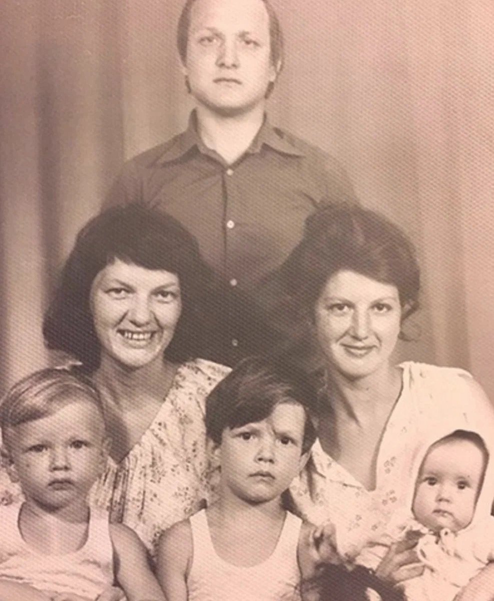 Никита Панфилов(крайний слева) с родителями и братом