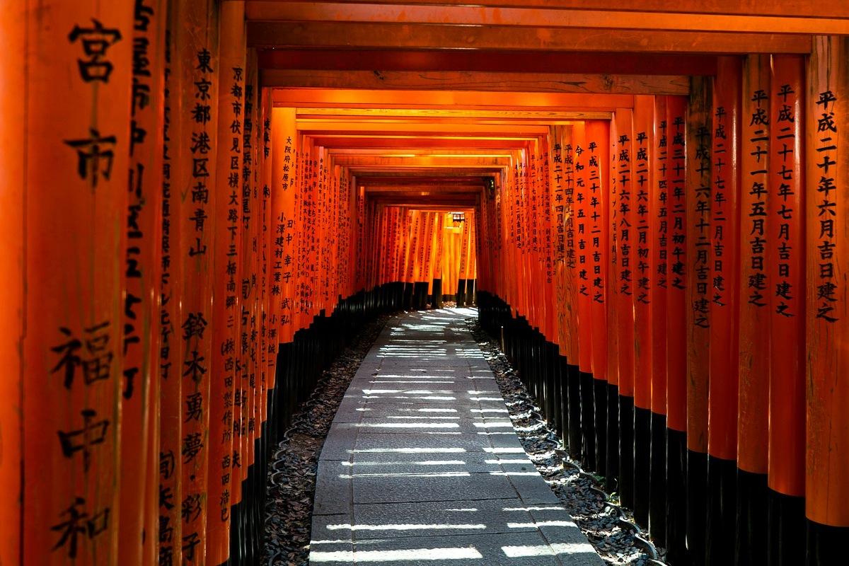 Тоннель из алых ворот в Фусими-Инари-тайся (Fushimi Inari Taisha) в Киото. Фото: David Emrich / Unsplash