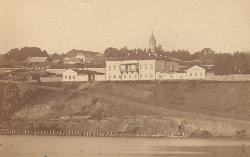  Генеральский дом – белое здание с балкончиком в центре кадра. 1868 год. Фото: В. Вяткин, из личной коллекции Е.Ф. Шумилова