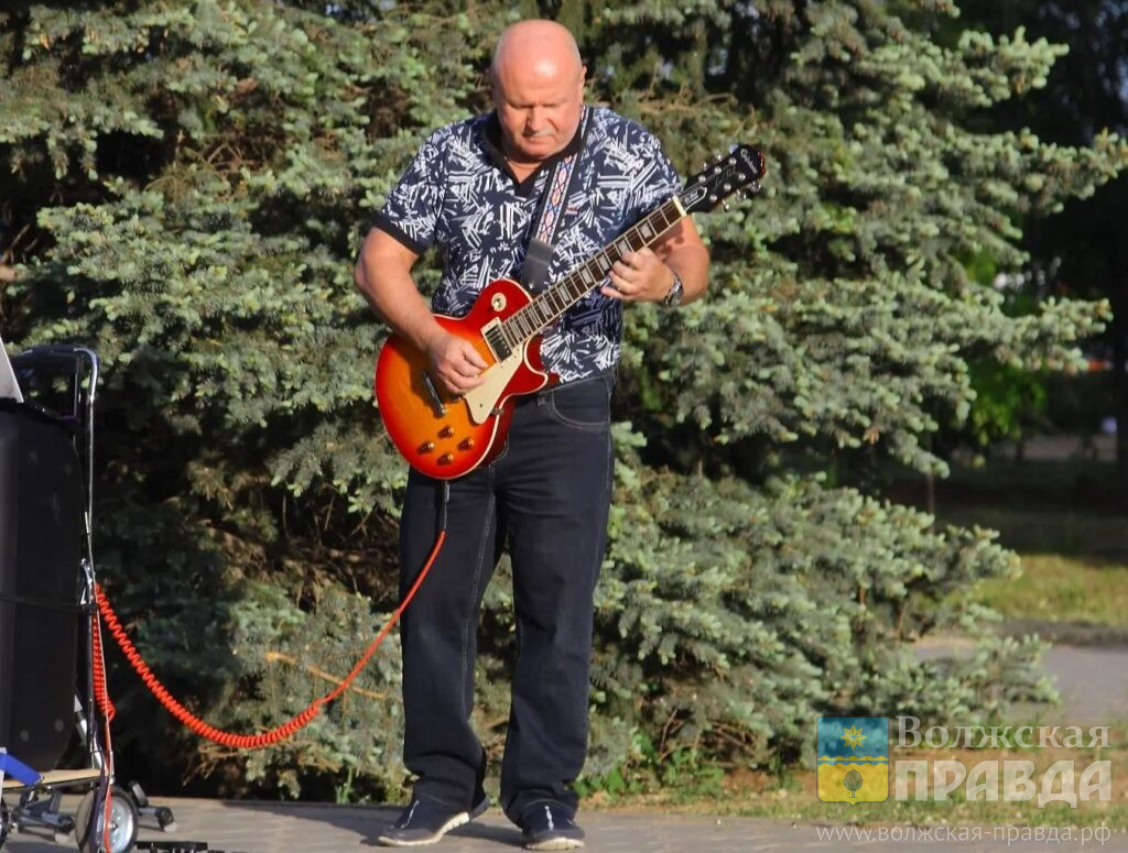 Волжанин Олег Агеев - один из самых востребованных уличных музыкантов в городском парке📷    Без менеджеров, кассиров и цензуры: послушать уличного музыканта из Волжского приезжают даже из других городов
