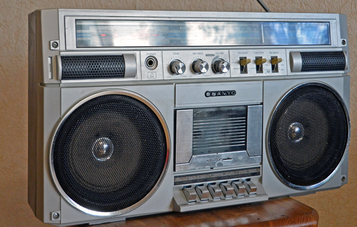умудрялась конкурировать с культовыми Шарпами [Sanyo m9830k, 80-е годы] 