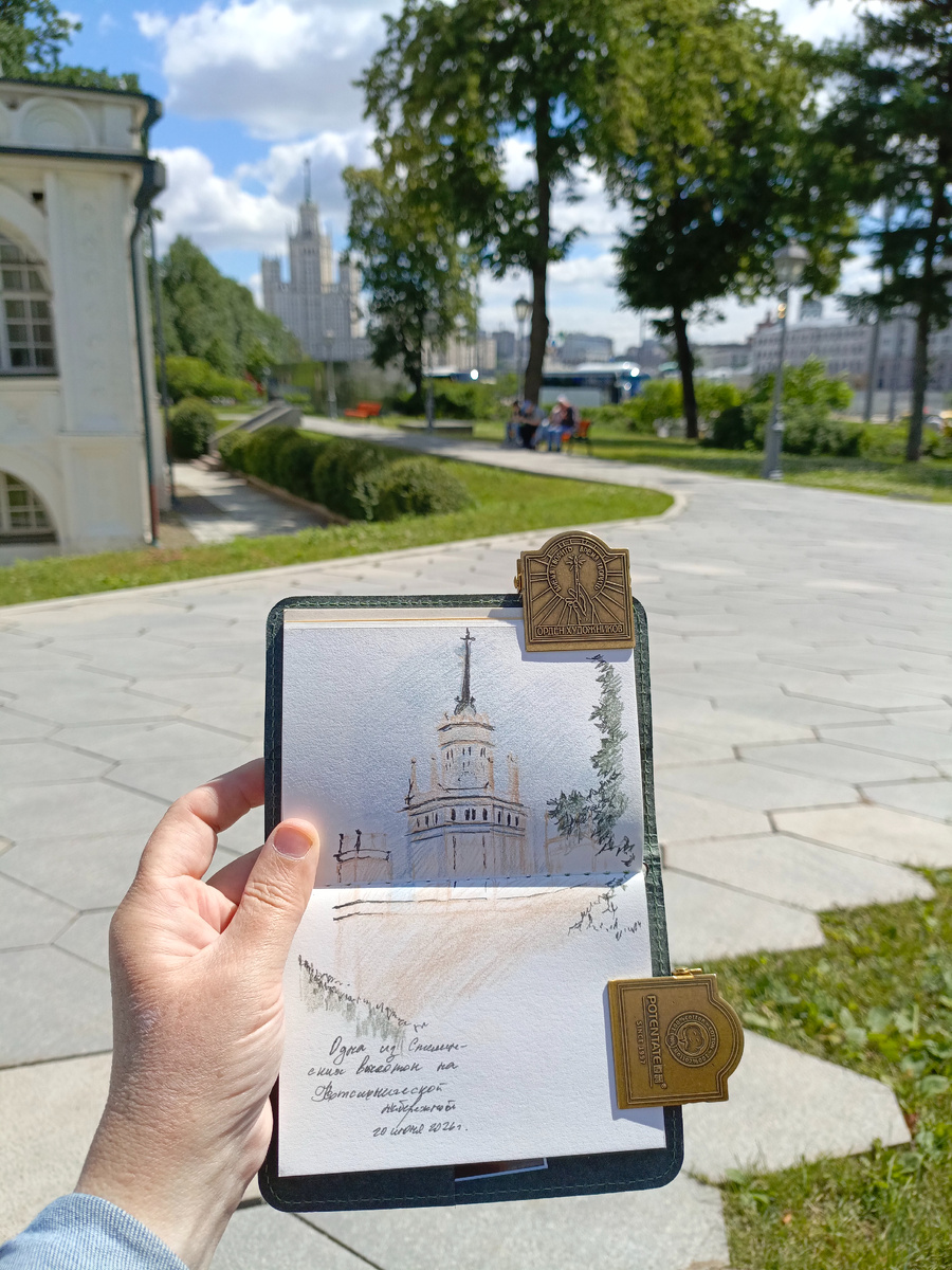 Попробовала нарисовать силуэт высотки на Котельнической и оставила место под фотографию.