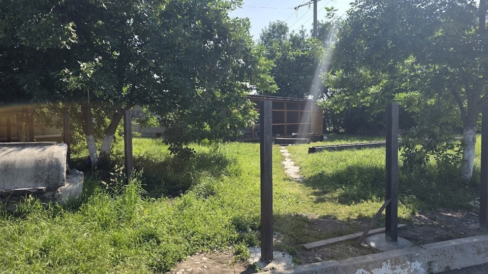   На первом этапе необходимо установить специальную конструкцию для ограждения будущей левады. Фото: администрация Баксана