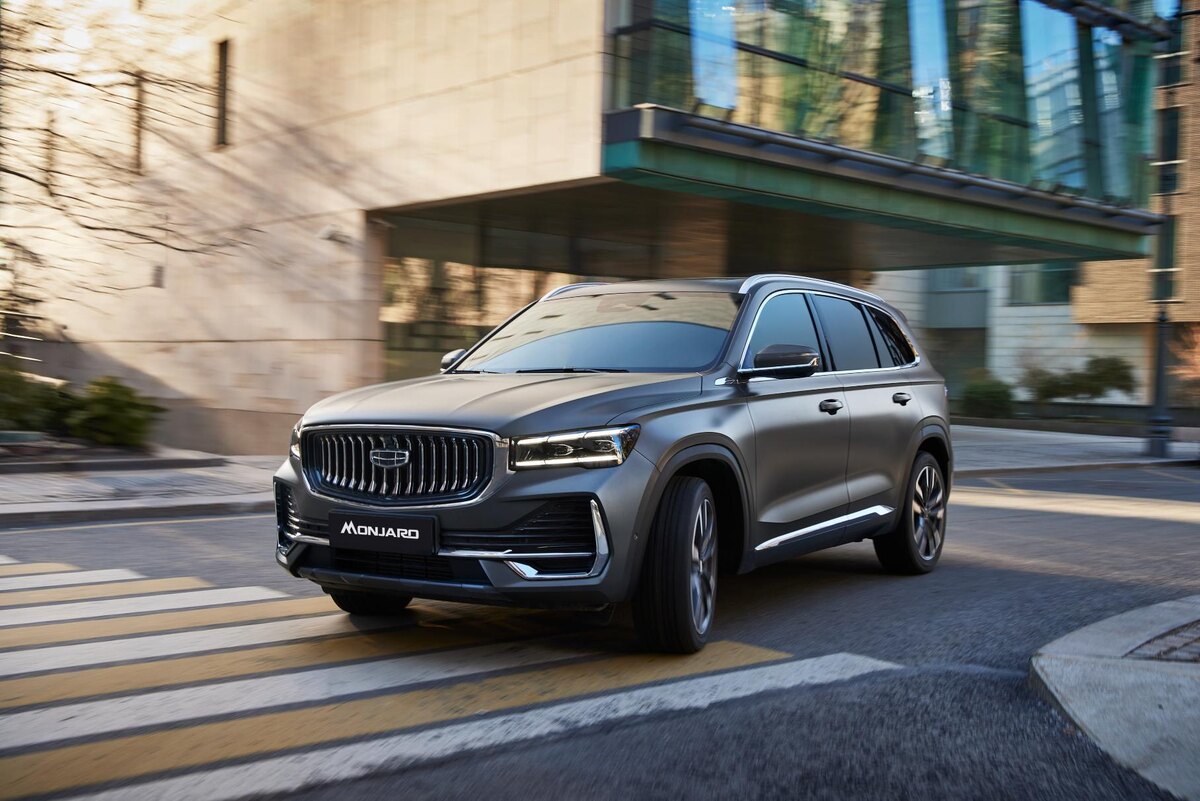 Geely Monjaro в заводском матовом сером цвете Lomo Grey