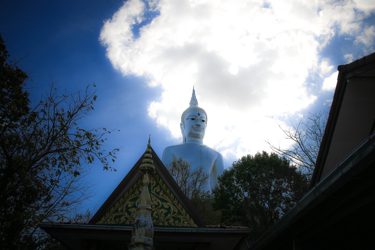 Ват Рой Пхра Путтабат Пху Манором - Гигантский Будда Мукдахана (Wat Roi Phra Putthabat Phu Manorom – Mukdahan’s Giant Buddha), расположенный в Мукдахане (провинция Макдахан, Таиланд) в храме Ват Рой Пхра Путтабат Пху Манором, что будет переводиться как "Монастырь Отпечатка Стопы Будды на горе, Радующей Сердце" / "Храм Следа Будды на горе Манором"