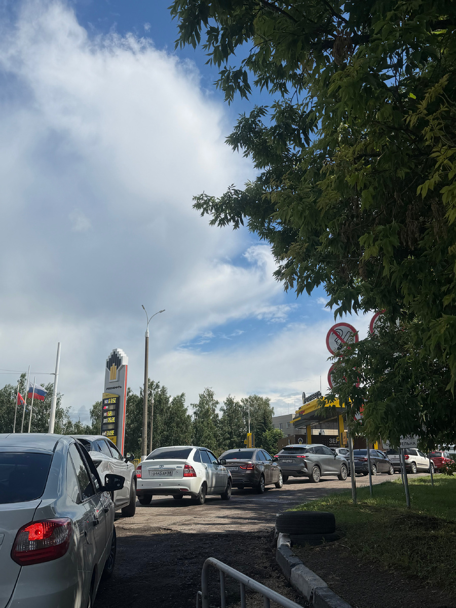 Половина очереди на заправку, суббота, обед. И так по всему городу на «Роснефти» и «Лукойле»