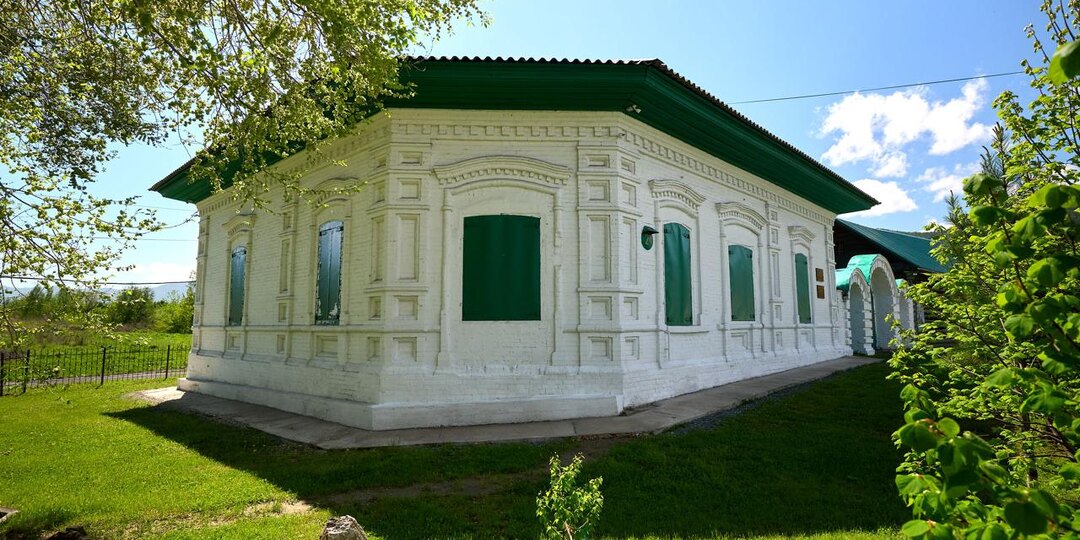 Абаза - небольшой городок среди саяняских гор в Хакасии на берегу реки Абакан