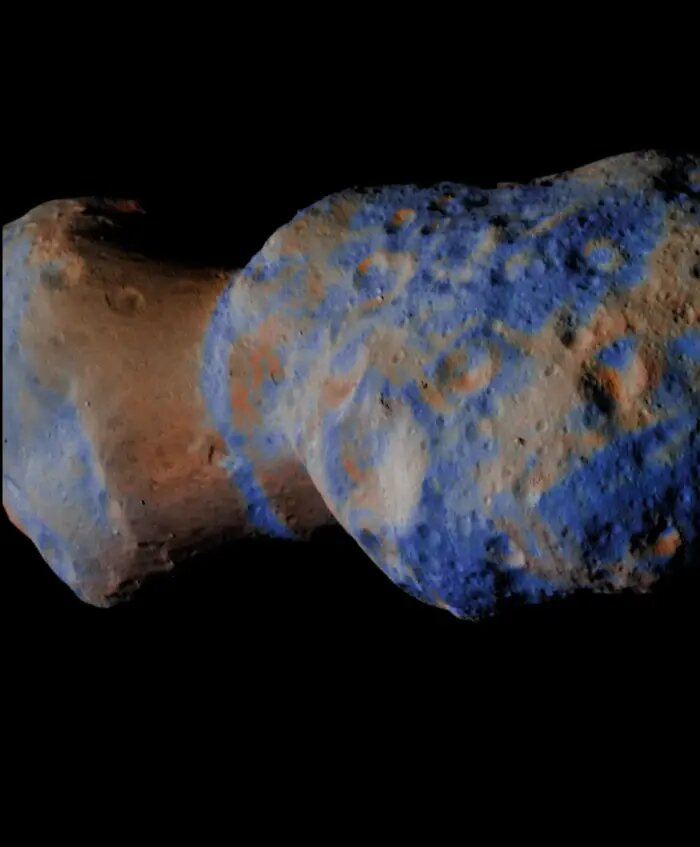 NASA/GSFCАстероид Дональдйохансон (52246) из главного пояса углеродистых пород, наблюдаемый космическим аппаратом НАСА «Люси» 20 апреля 2025 года. Здесь на оптическое изображение в оттенках серого, полученное с помощью прибора L’LORRI, наложена карта в ложных цветах, указывающая на гравитационные склоны на поверхности астероида.📷
