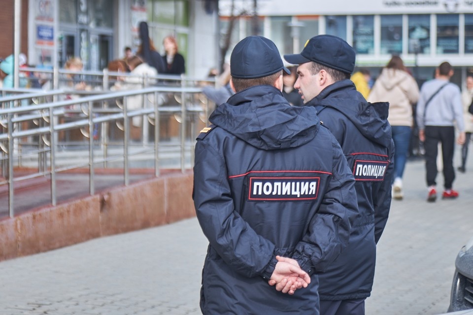    Полицейские и дружинники раздавали памятки с алгоритмом действий при подозрении на мошенничество. Николай ОБЕРЕМЧЕНКО