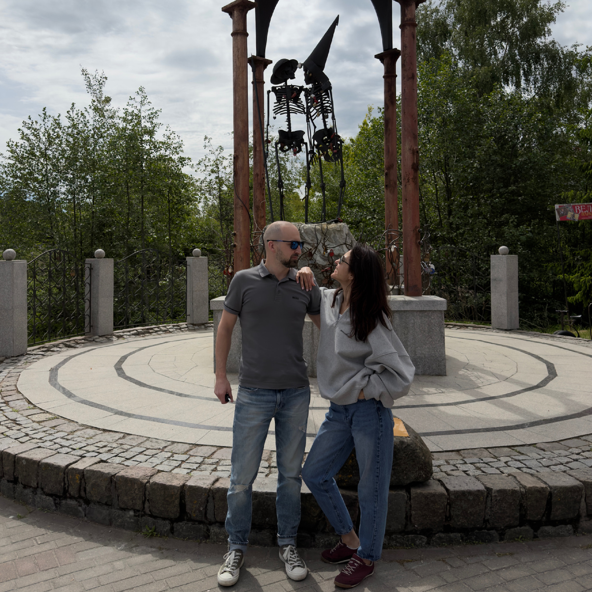 У замка Нессельбек