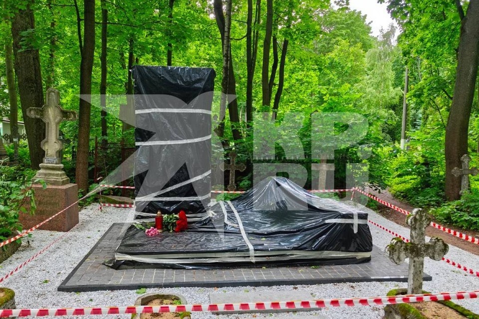    Могилу спрятали от чужих глаз. Александр ДЫБИН