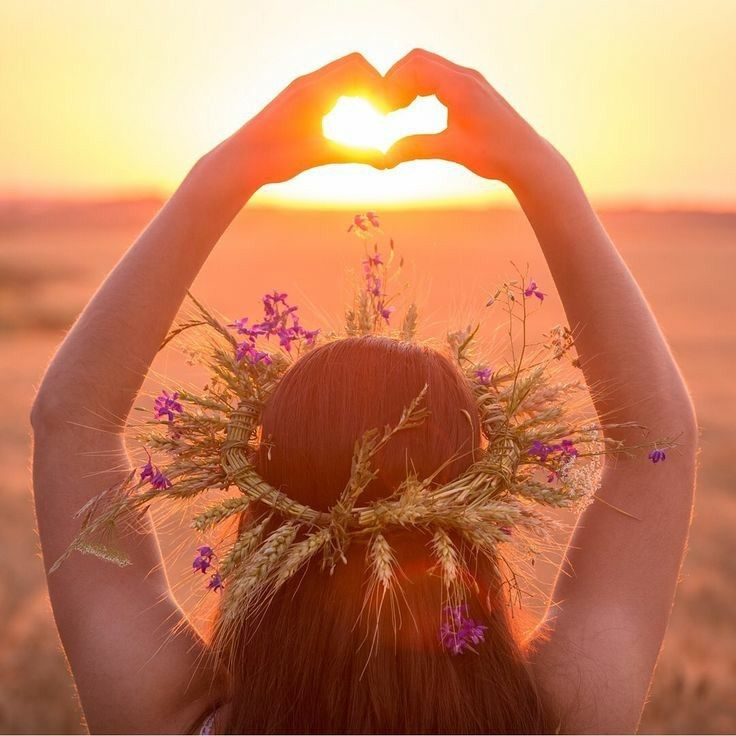 https://ru.pinterest.com/pin/771030398742320161/ С любовью к каждому ,Наташа Эльберг- более 25 лет непрерывно практикующий энергопсихолог, кризисный психолог, синестет, автор книг-бестселлеров , автор методики ментальной трансформации и коррекции любых жизненных ситуаций с помощью специальных энергетических практик. Автор - мастер энергетического таро
