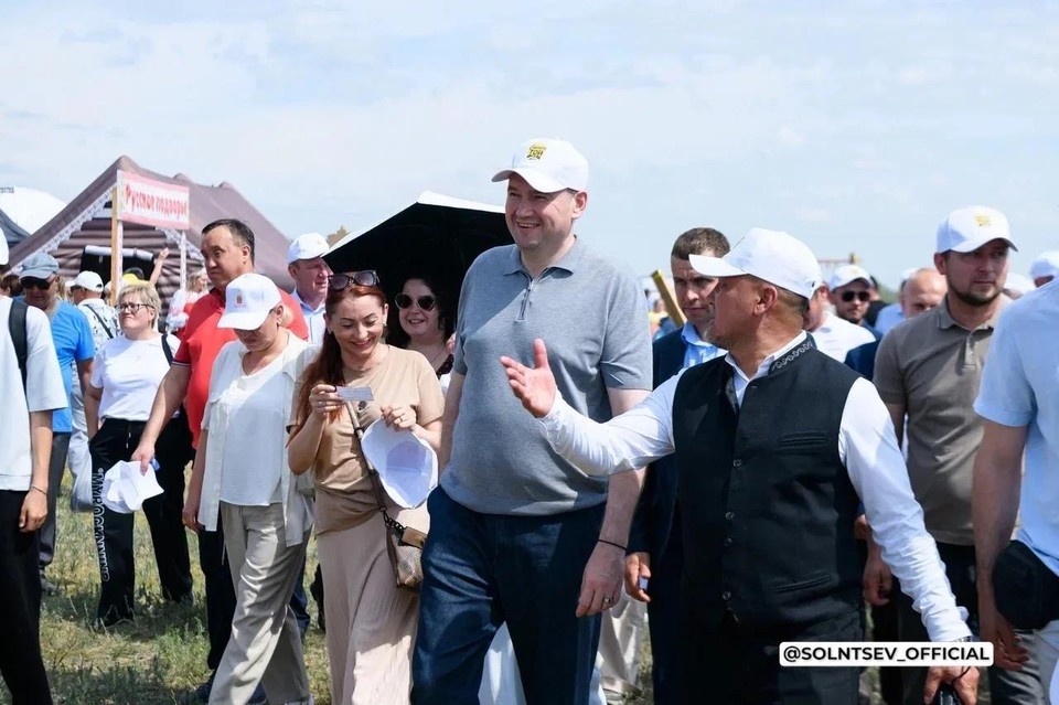    Губернатор Оренбургской области Евгений Солнцев, принявший участие в торжестве, отметил глубокие исторические и родственные связи между жителями приграничья