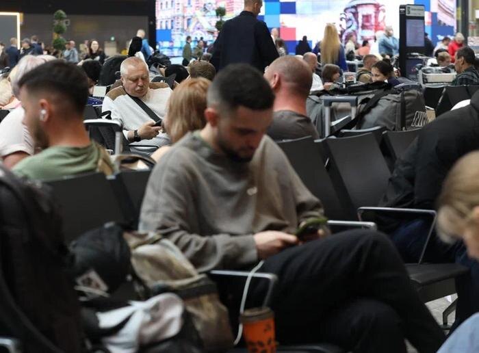 Зал ожидания в аэропорту. Обложка © Life.ru