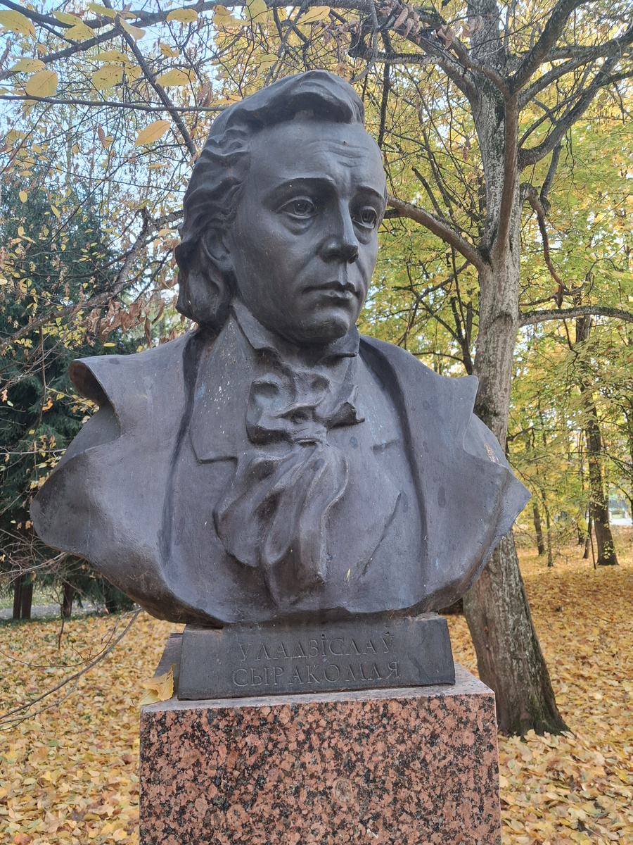 Бюст Владислава Сырокомли в Старом парке в Несвиже. Фото автора