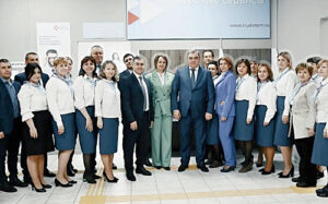 О.Н. Пушкина, С.В. Рожков, Е.В. Панфилова (в центре) с сотрудниками Центра занятости Аксайского района. / ФОТО из архива Центра занятости Администратор  📷
