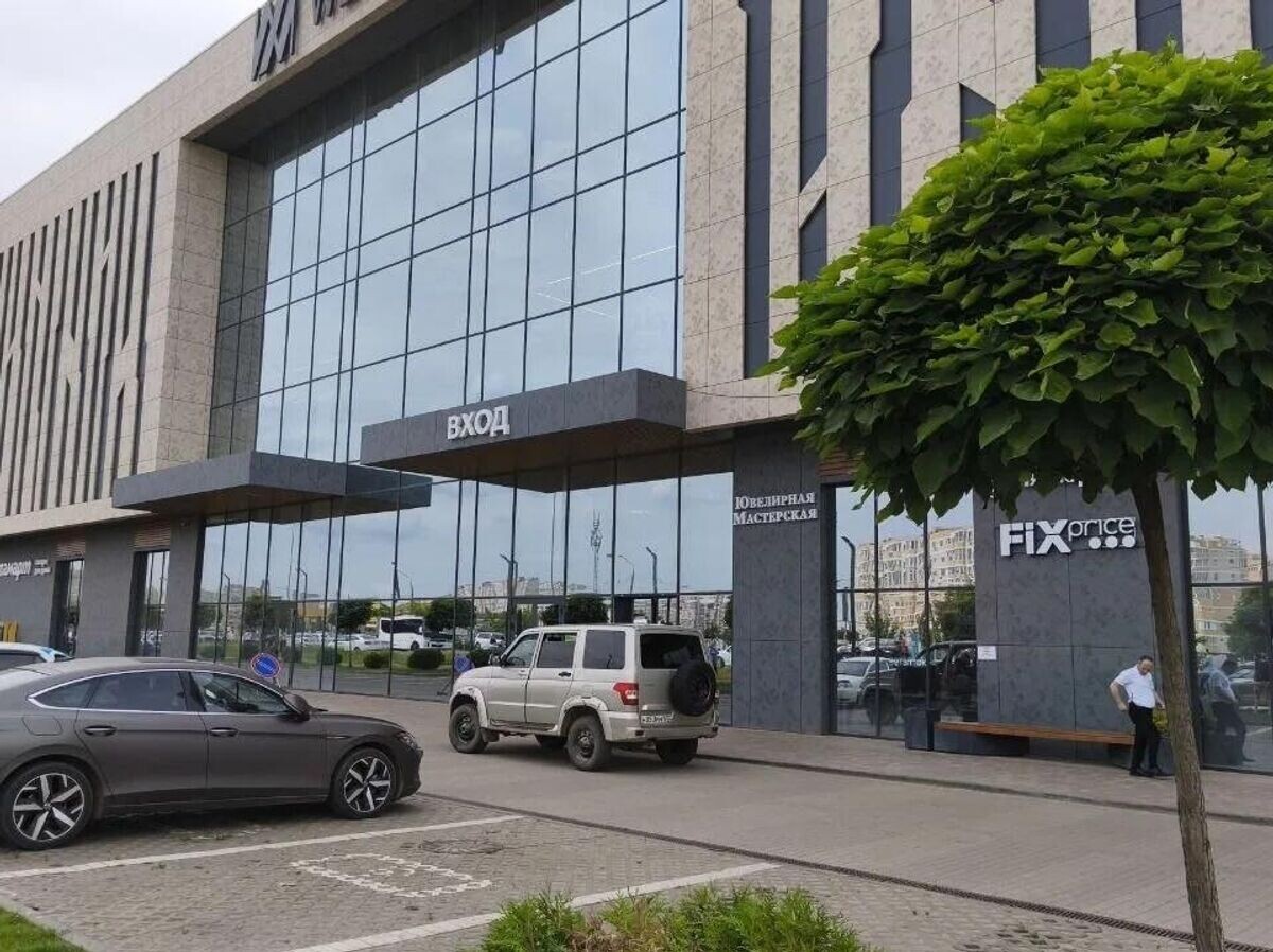    Обстановка у здания ТЦ в Краснодаре, где произошло нападение на посетителей | © РИА Новости
