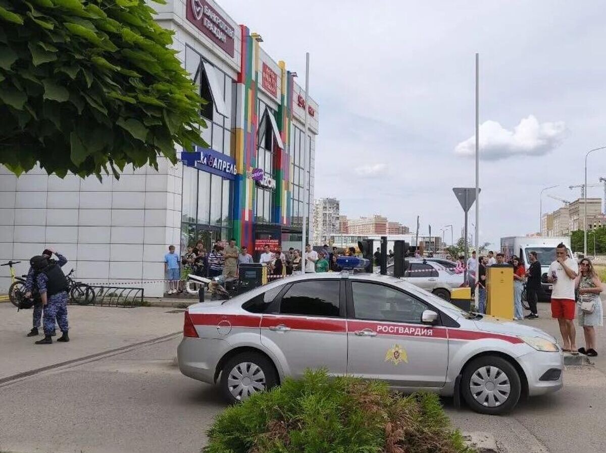    Обстановка у здания ТЦ в Краснодаре, где произошло нападение на посетителей | © РИА Новости