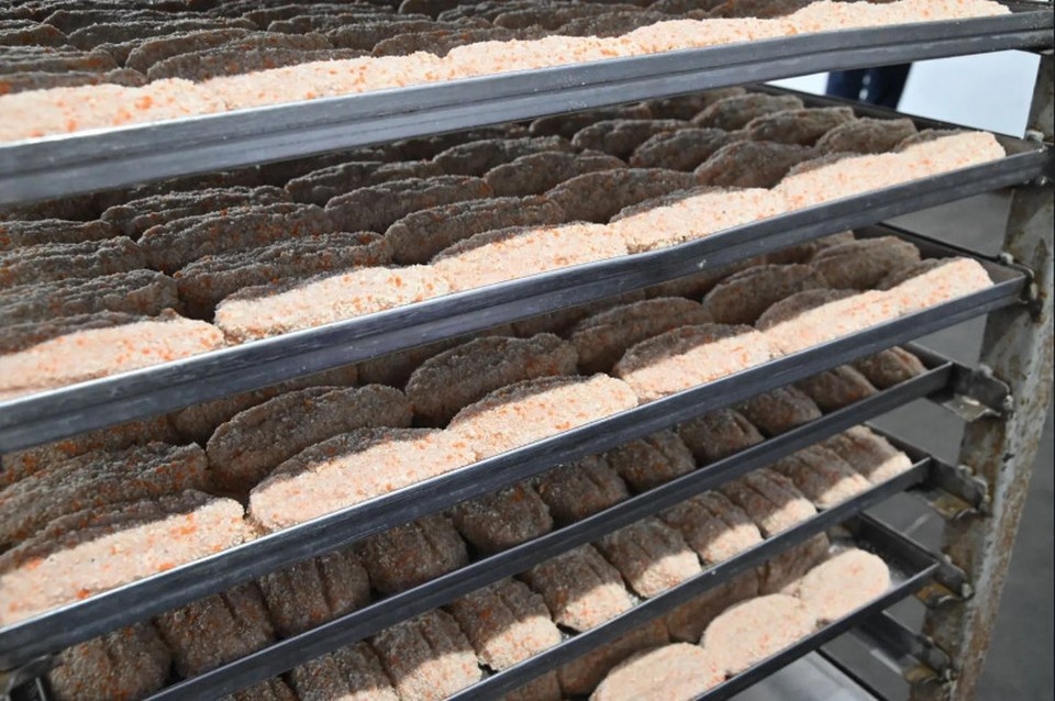    Рыбоперерабатывающий завод выпускает 20 тонн продукции в месяц. Фото: пресс-служба Правительства Новосибирской области.