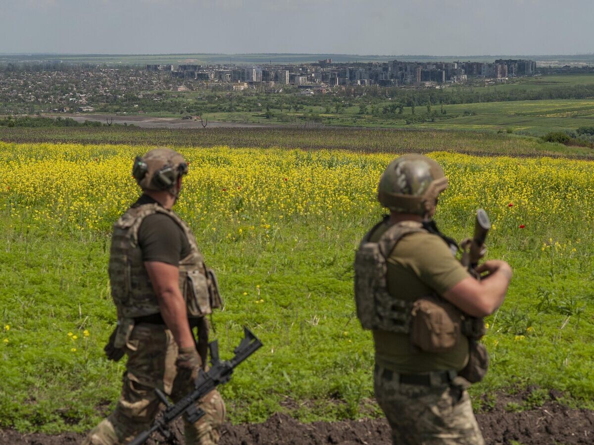    Украинские военнослужащие под Артемовском | © AP Photo / Iryna Rybakova